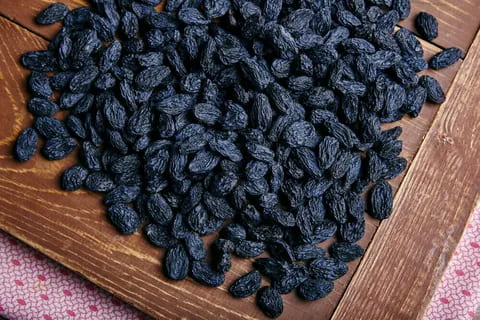راهنمای خرید کشمش سیاه بدون هسته ایرانی + قیمت عالی